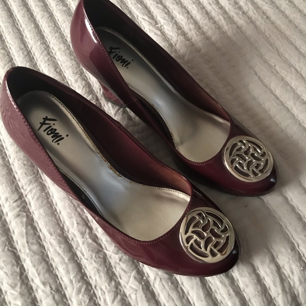 Patent leather S 9.5 burgundy wedge shoes